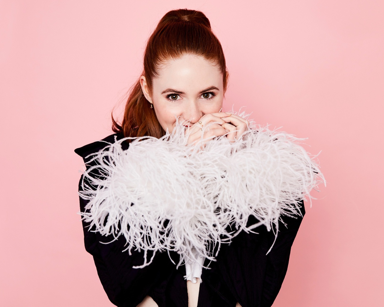 Шотландская актриса Карен Гиллан на розовом фоне