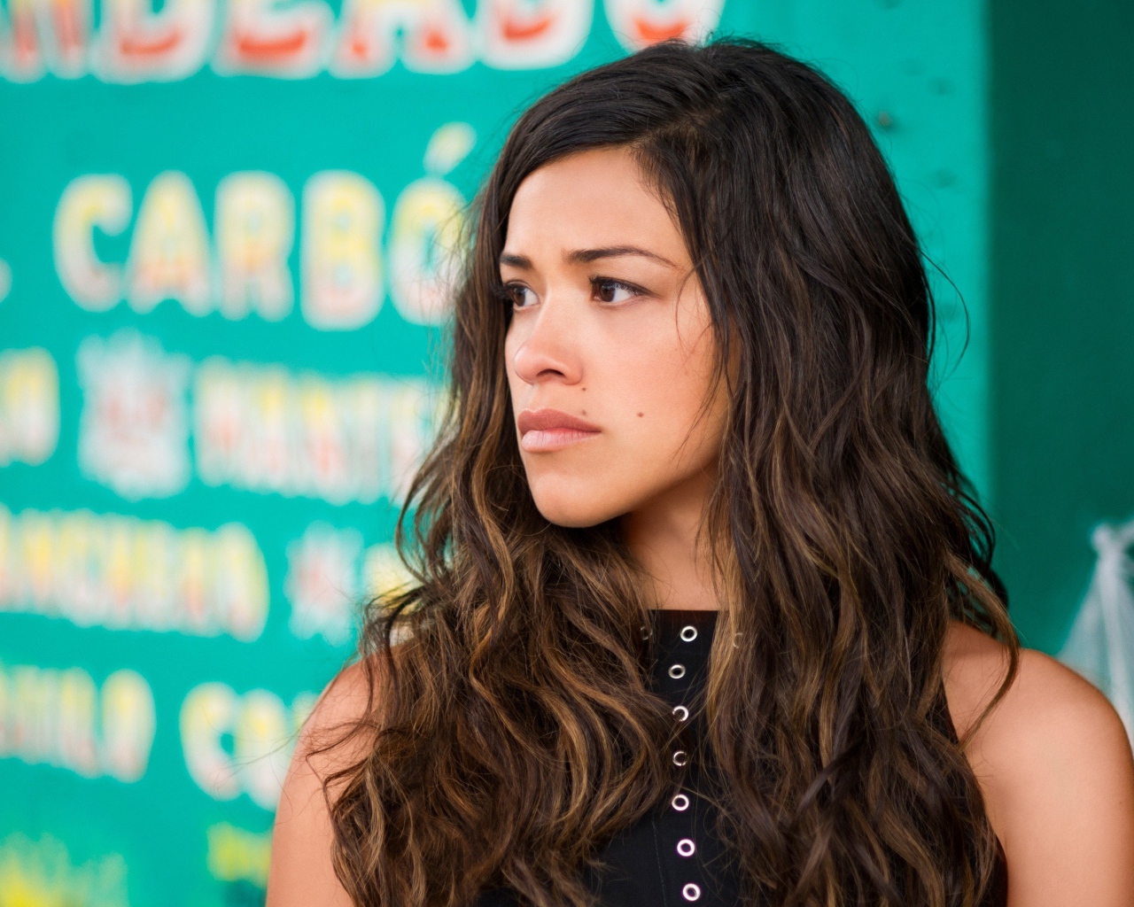 Серьезная девушка, американская актриса Джина Родригес