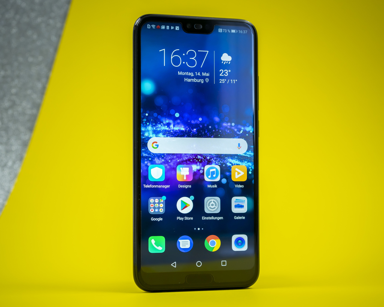 Тонкий смартфон Honor 10 на желтом фоне