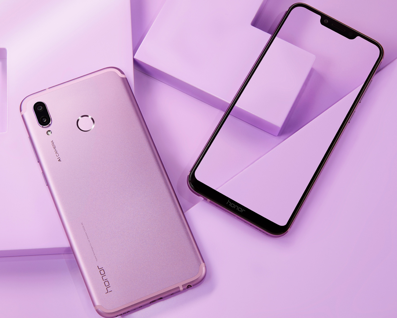 Смартфон  Honor Play на сиреневом фоне