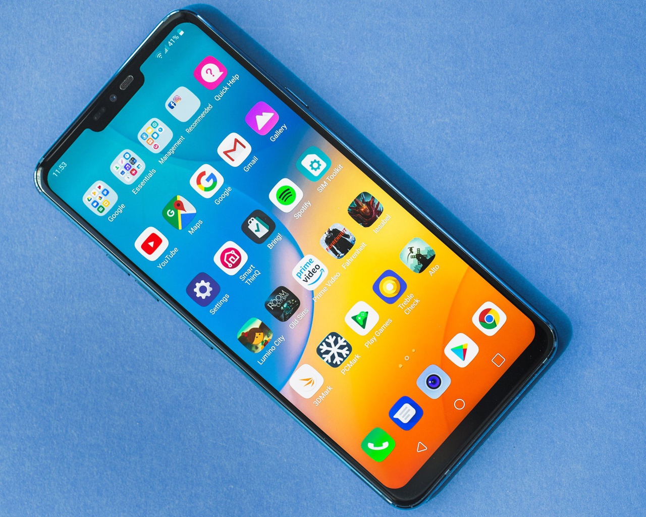 Смартфон  LG G7 ThinQ на голубом фоне