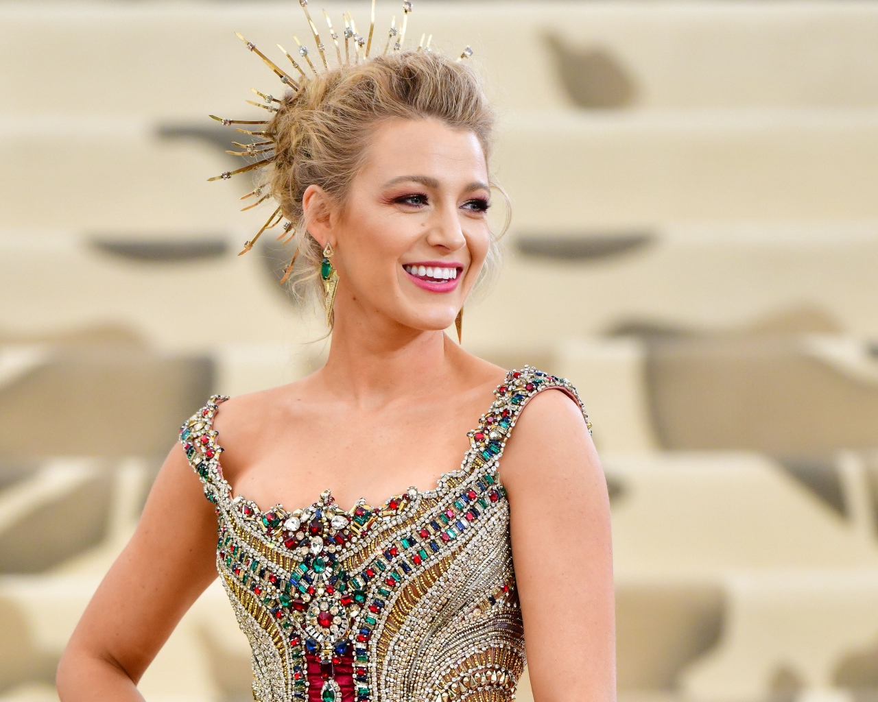 Улыбающаяся актриса Блейк Лайвли в красивом наряде