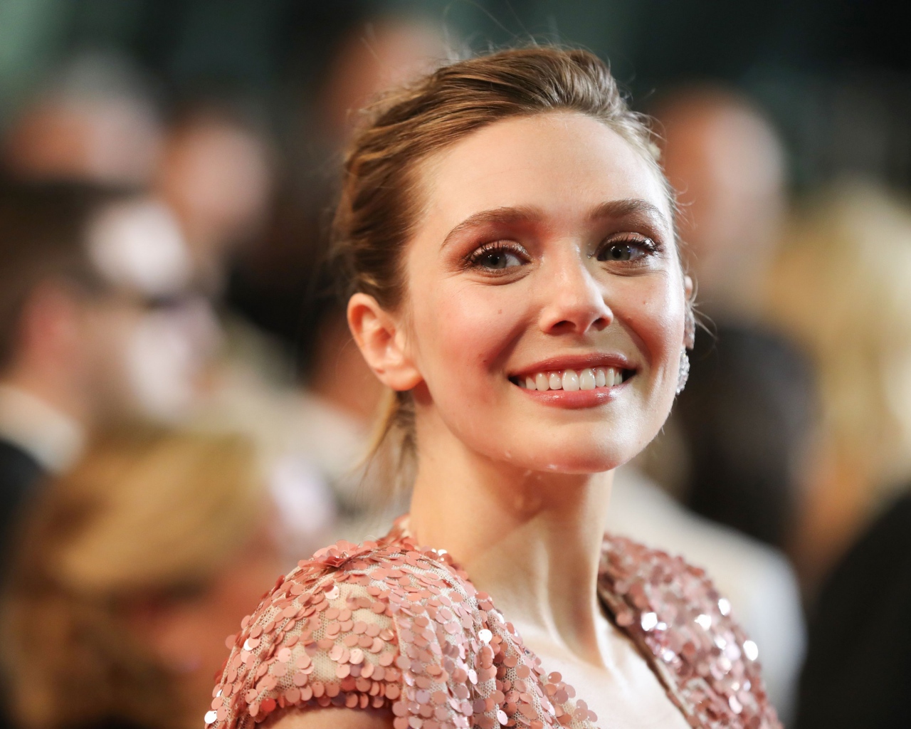 Улыбающаяся актриса Элизабет Олсен 