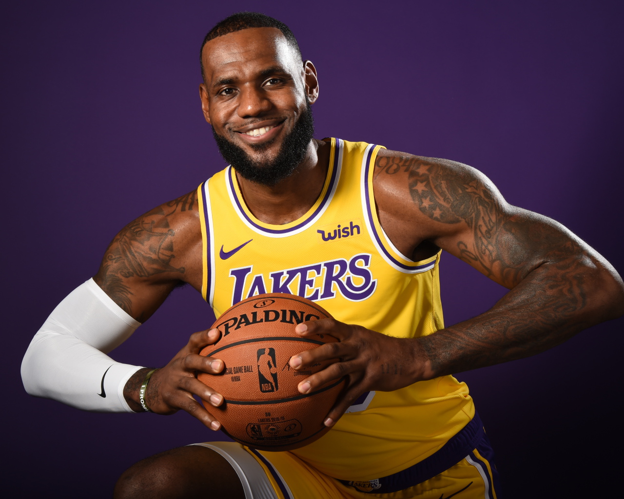 Улыбающийся баскетболист Леброн Джеймс с мячом