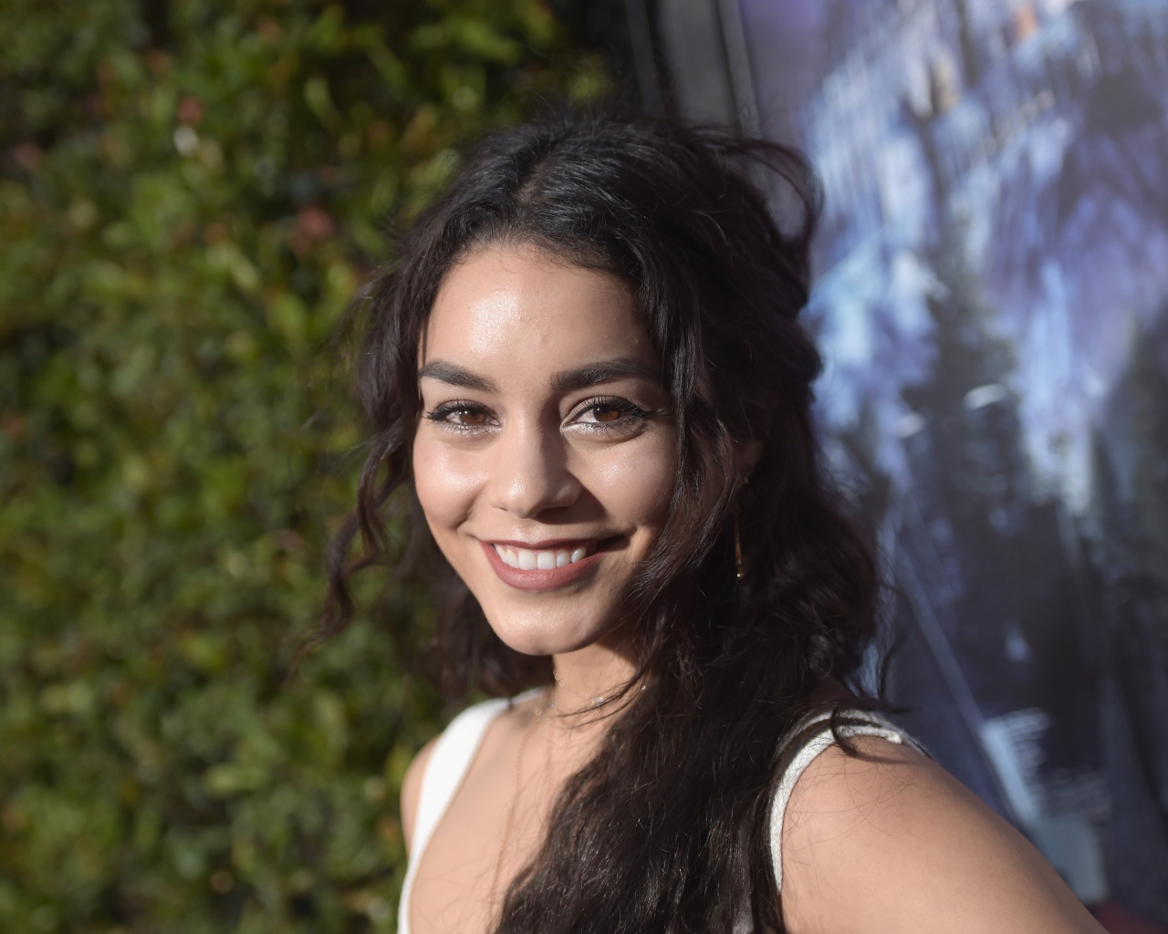 Улыбающаяся брюнетка, актриса Ванесса Хадженс