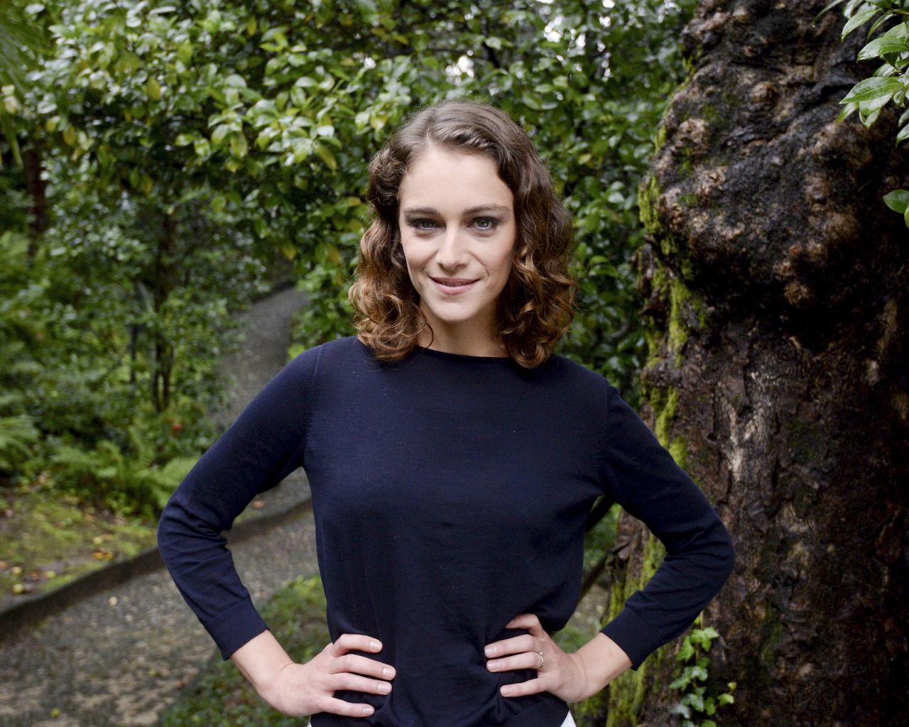 Улыбающаяся девушка, актриса Ариана Лабед