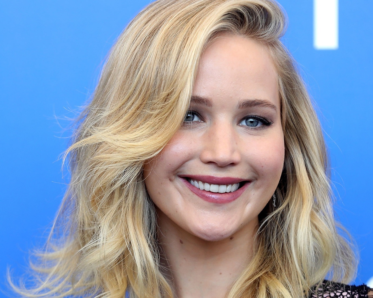 Улыбающаяся девушка, актриса Дженнифер Лоуренс лицо крупным планом