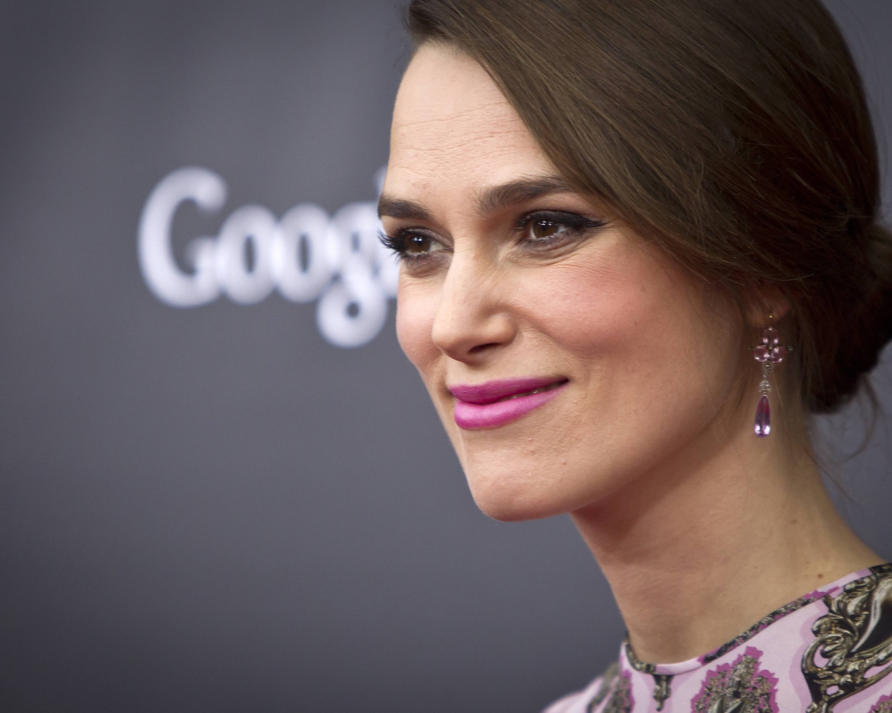 Улыбающаяся девушка, актриса Кира Найтли