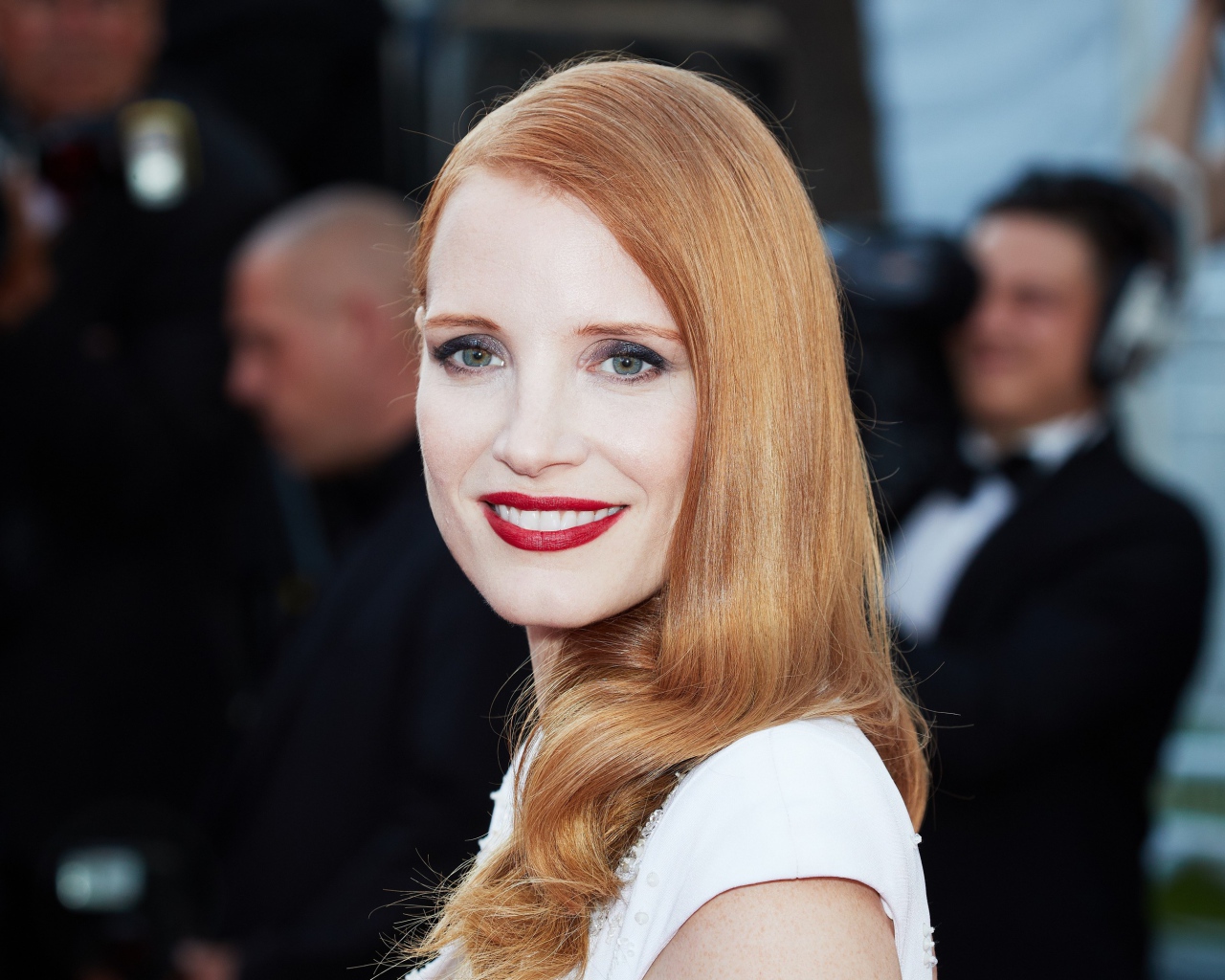 Улыбающаяся рыжеволосая девушка, актриса Джессика Честейн