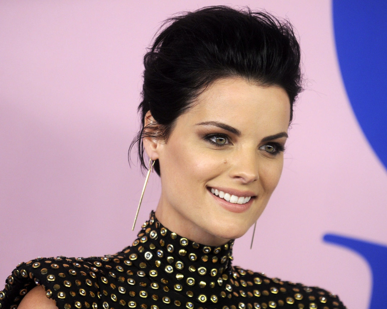 Улыбающаяся женщина, актриса Джейми Александр