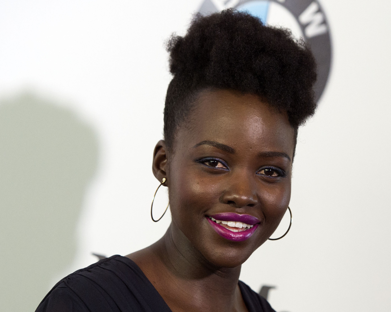 Улыбающаяся женщина, актриса Люпита Нионго