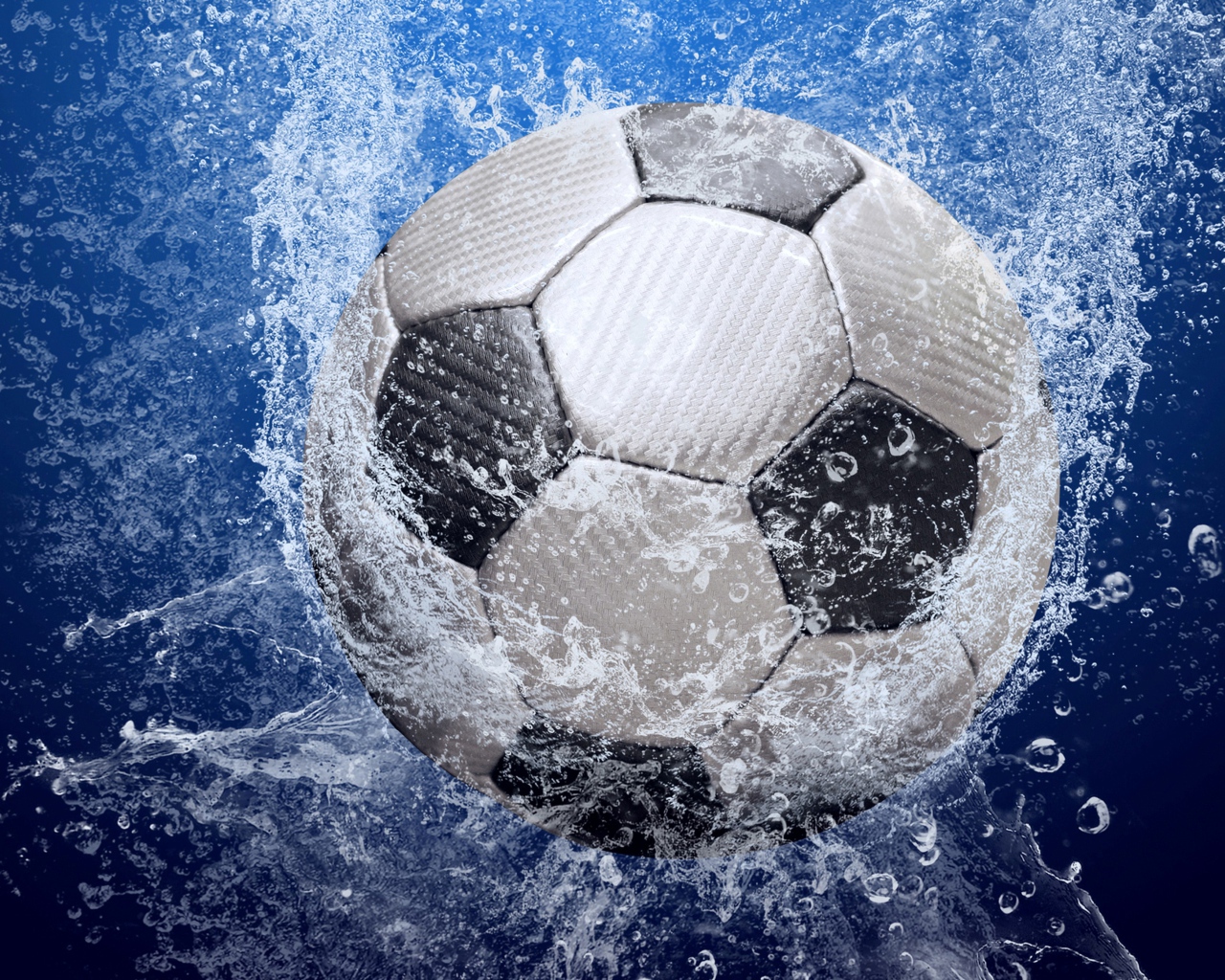 Футбольный мяч в воде на синем фоне
