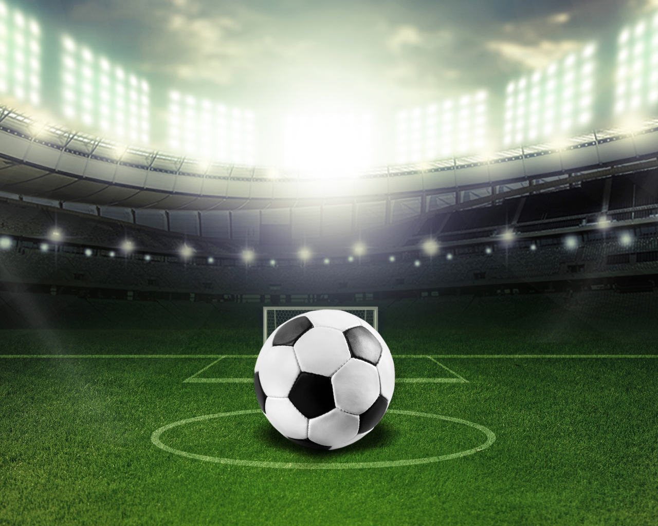 Футбольный мяч лежит на футбольном поле на стадионе