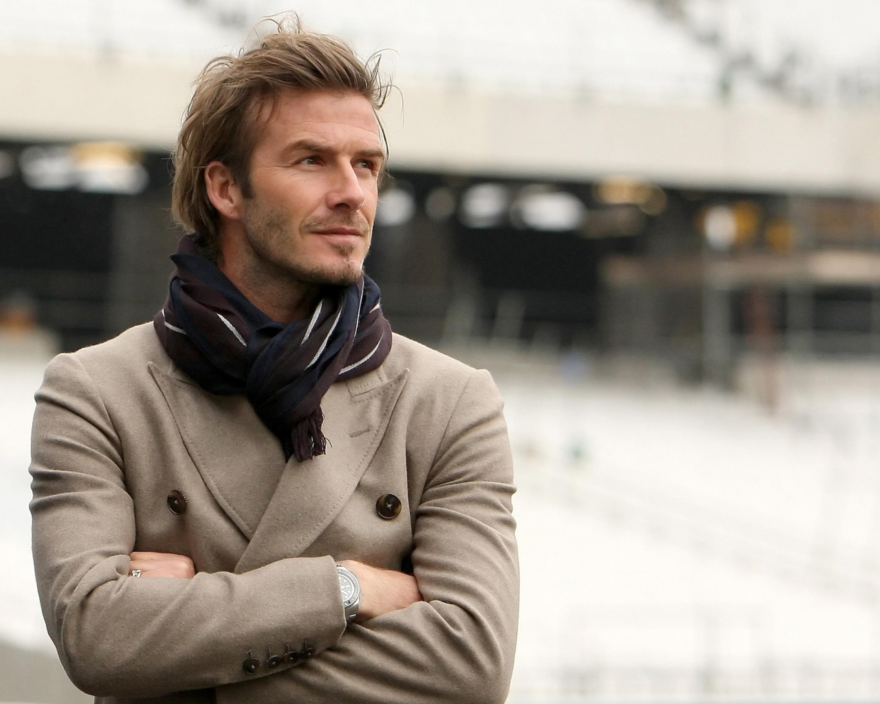 Футболист Дэвид Бекхэм в костюме с шарфом на шее