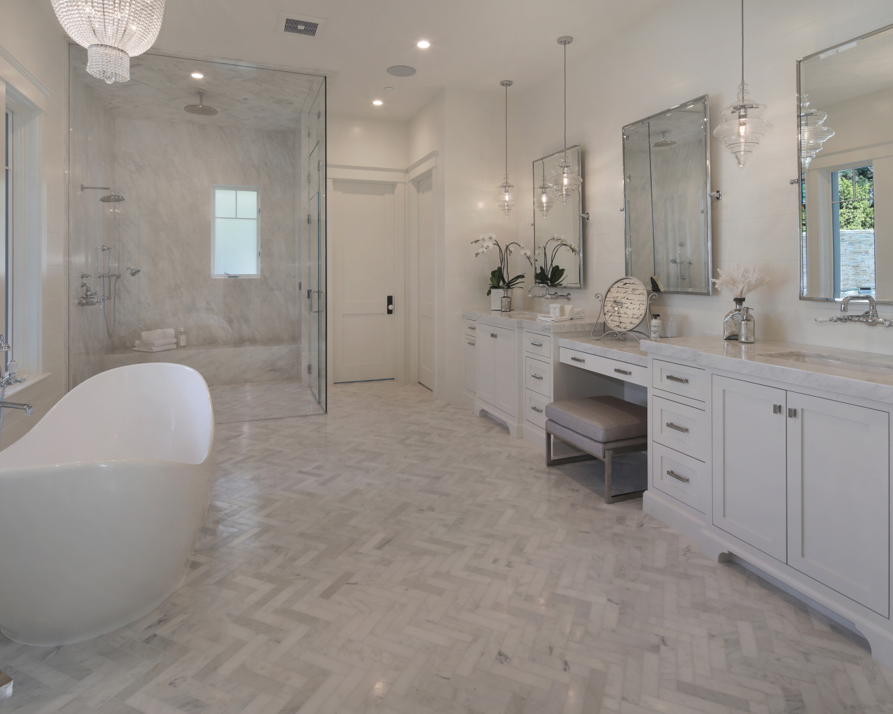 Просторная ванная комната с белым интерьером 