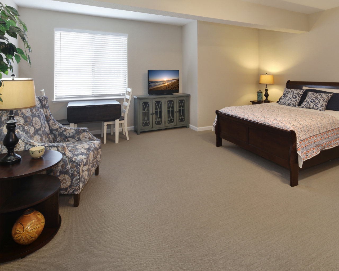 Просторная спальня с большой деревянной кроватью 