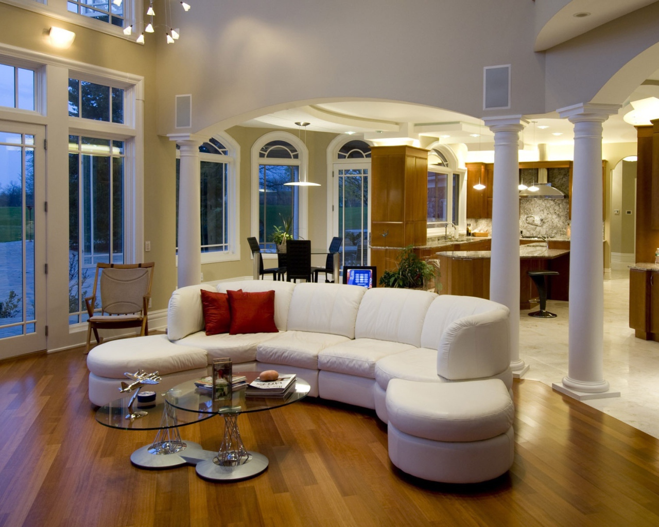 Просторная гостиная с белым кожаным диваном 