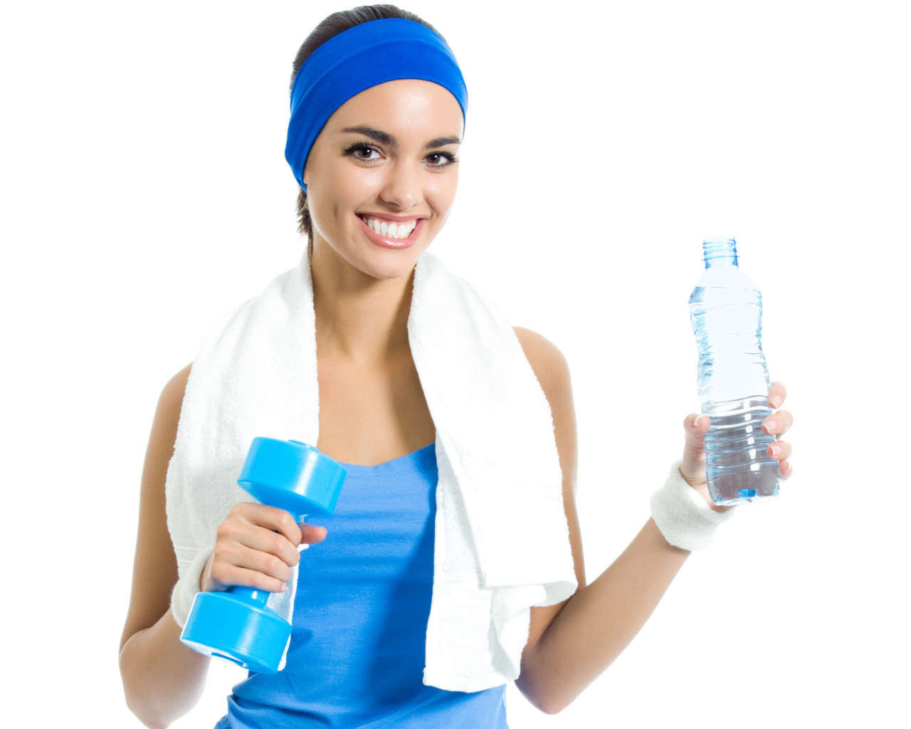 Спортивная девушка с гантелей с бутылкой воды в руке 