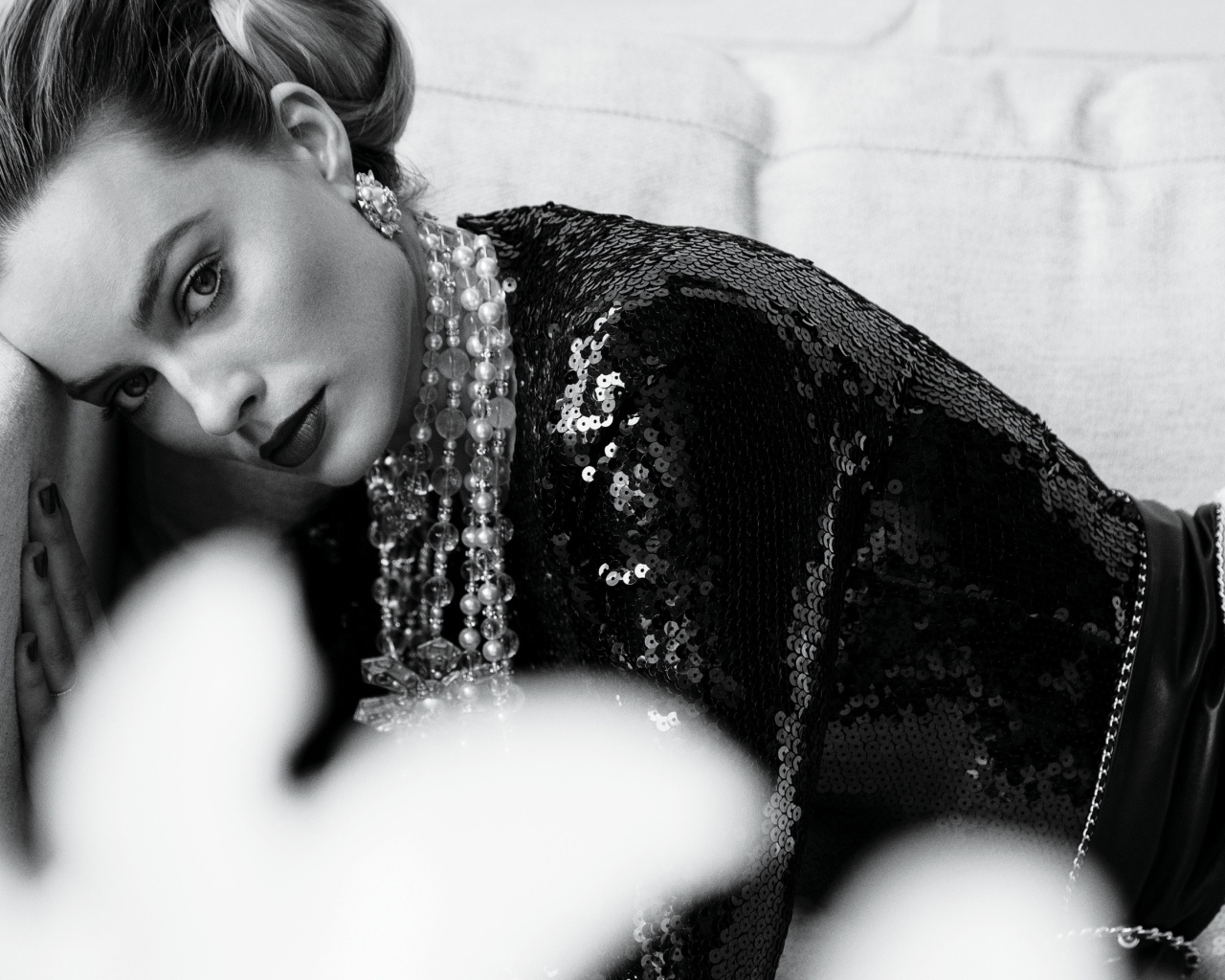 Стильная актриса Марго Робби черно белое фото 