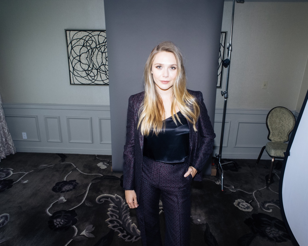 Стильная девушка, актриса Элизабет Олсен в костюме