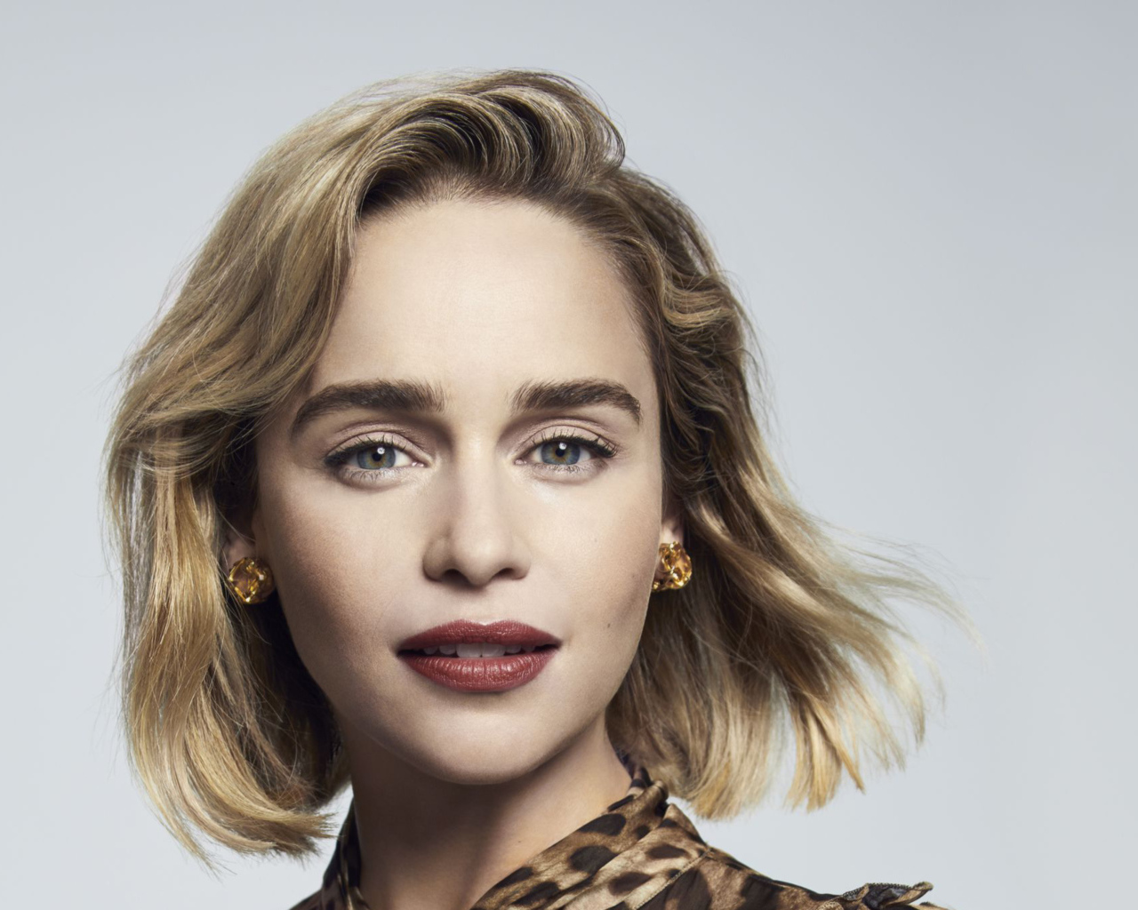 Стильная девушка, актриса Эмилия Кларк лицо крупным планом