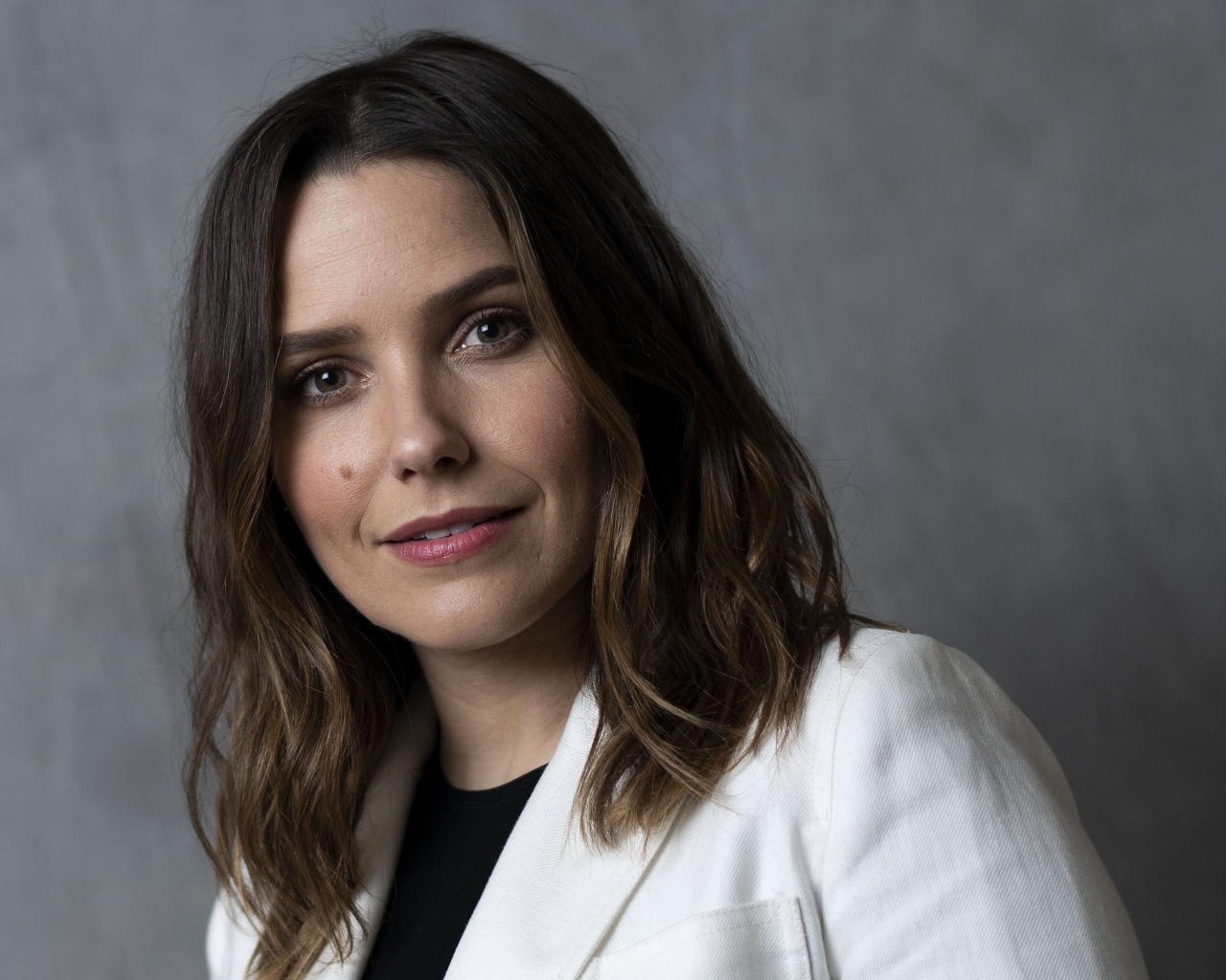 Стильная девушка, актриса София Буш на сером фоне