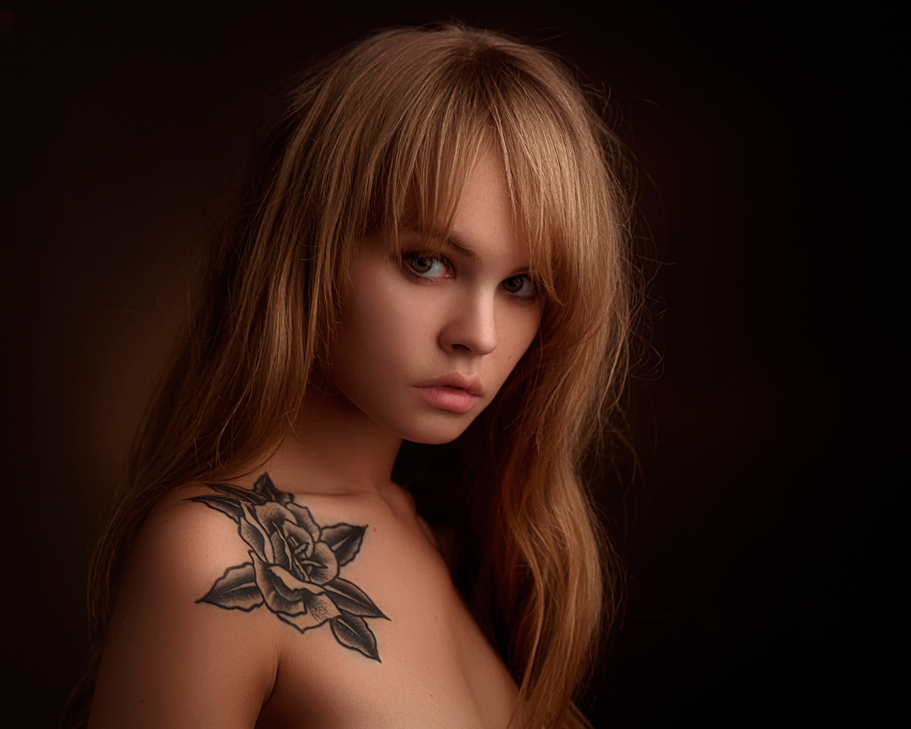 Татуировка роза на лопатке у красивой  девушки