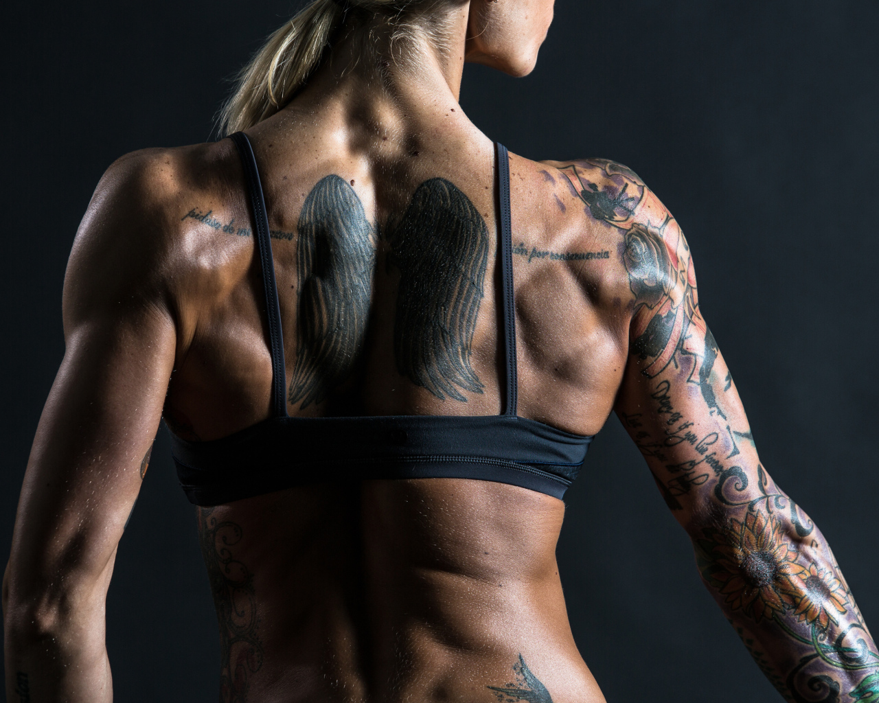 Татуировка крылья на спине у девушки