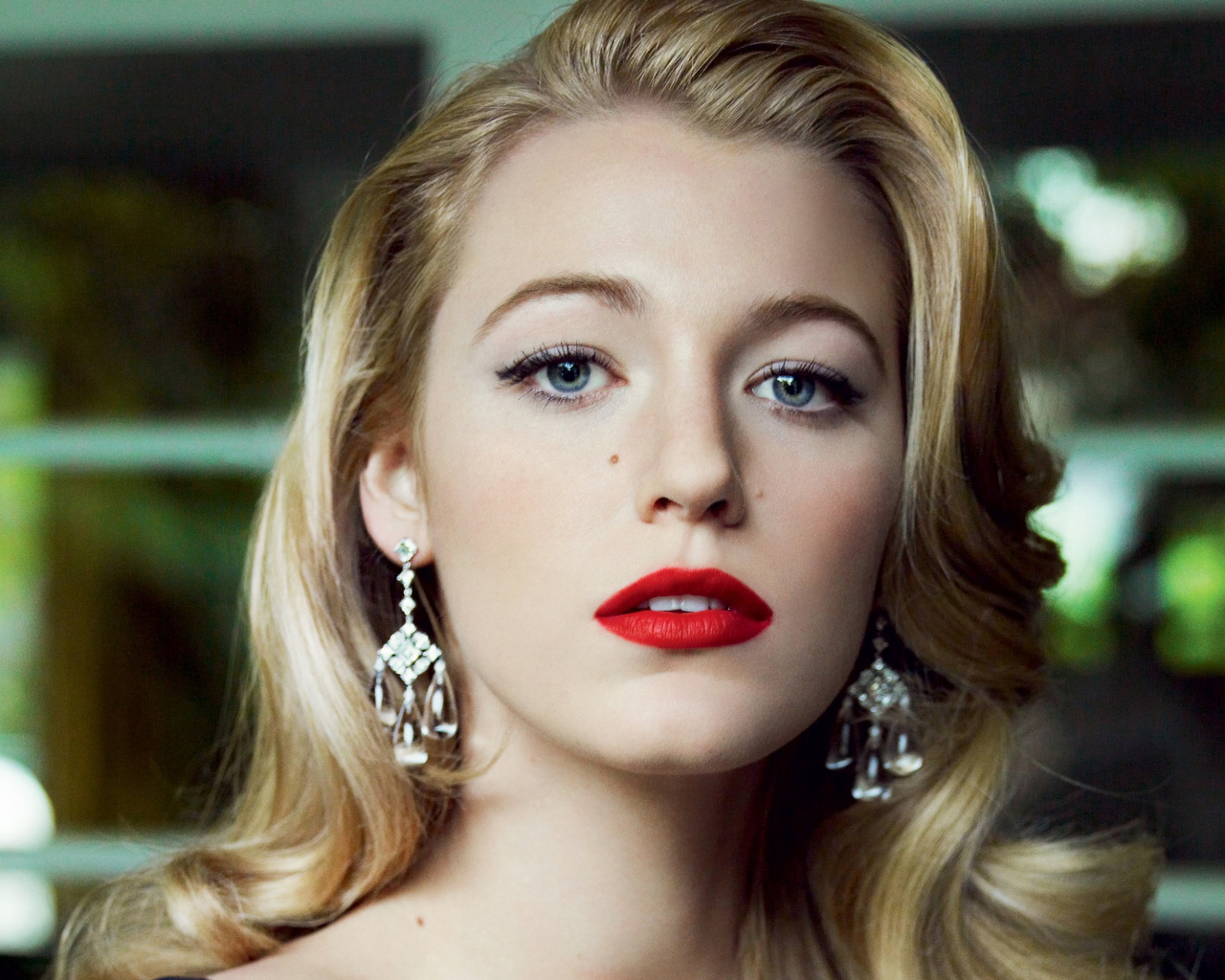 Нежная блондинка с красными губами, актриса Блейк Лайвли 