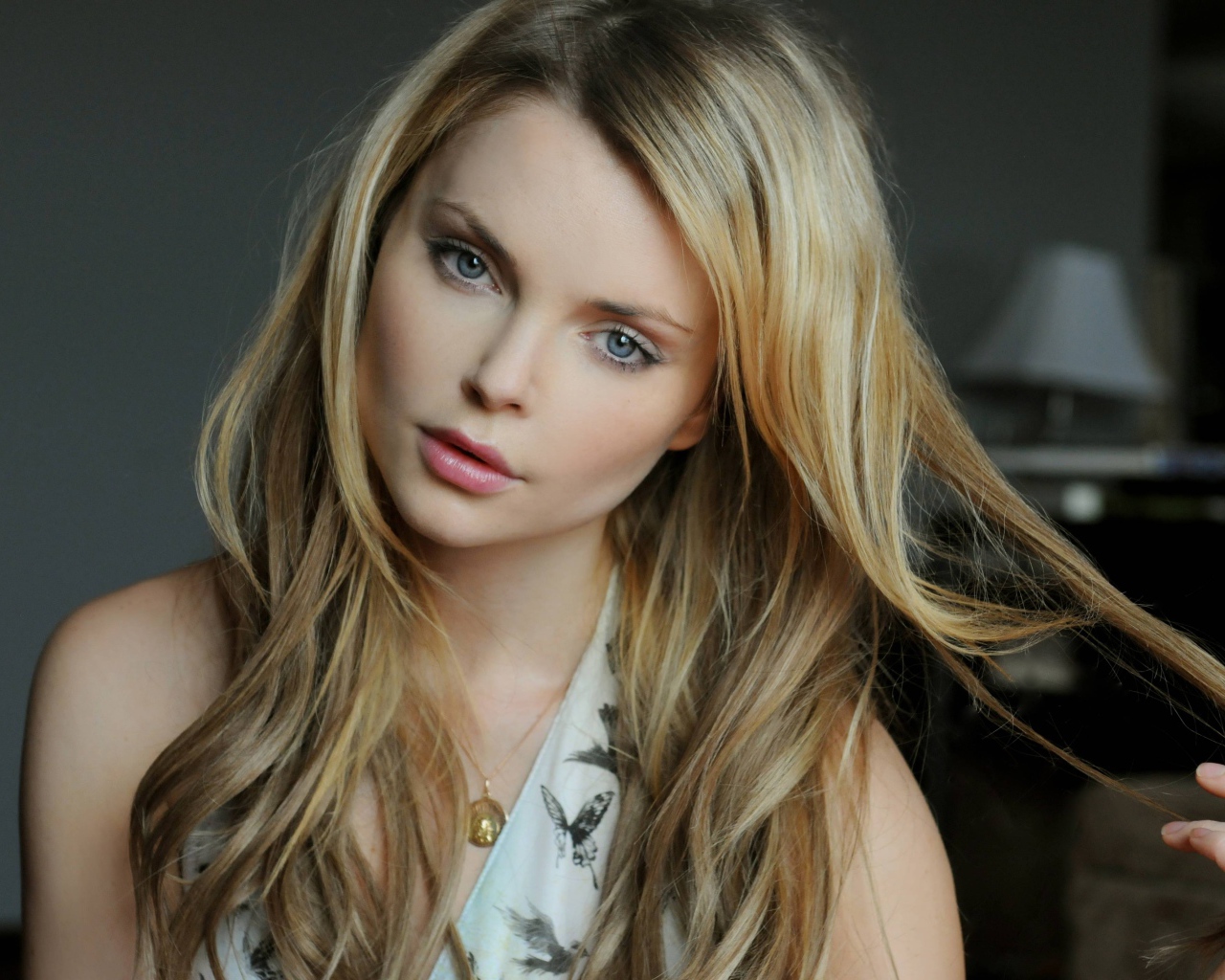 Нежная голубоглазая девушка, польская актриса Изабелла Мико