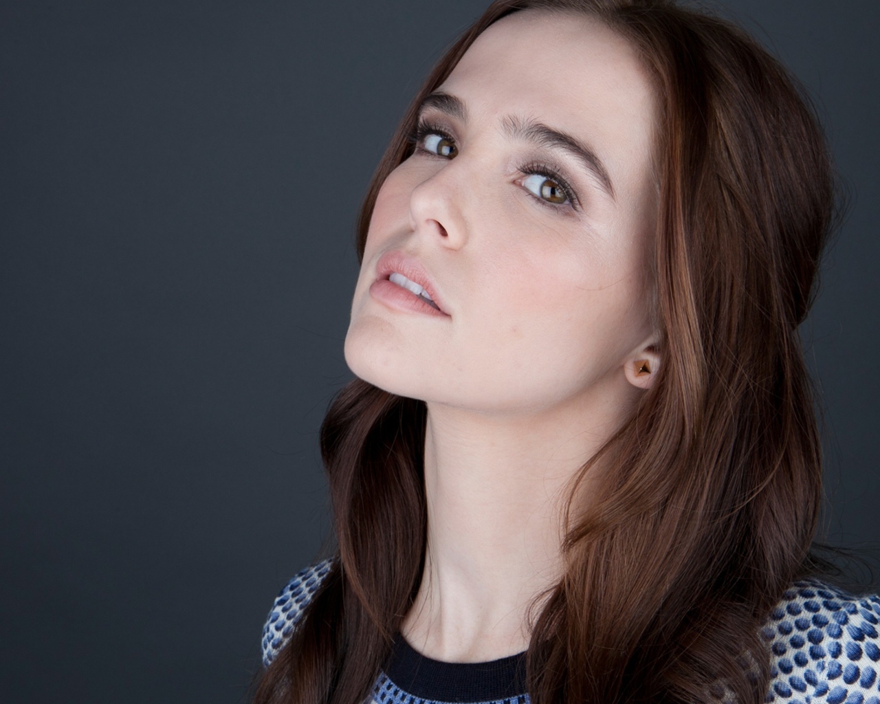 Нежная кареглазая шатенка, актриса Зои Дойч на сером фоне