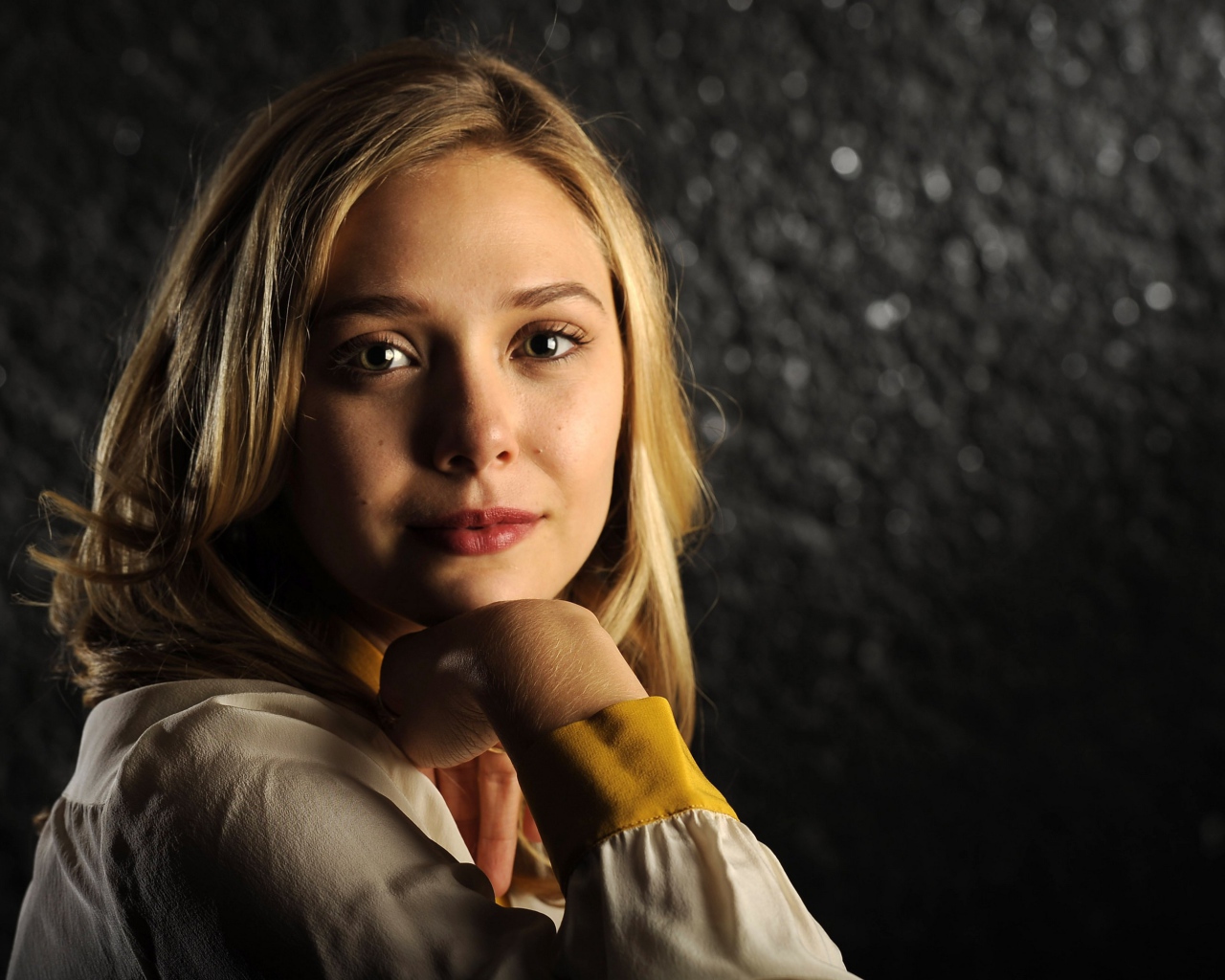 Нежная девушка, актриса Элизабет Олсен