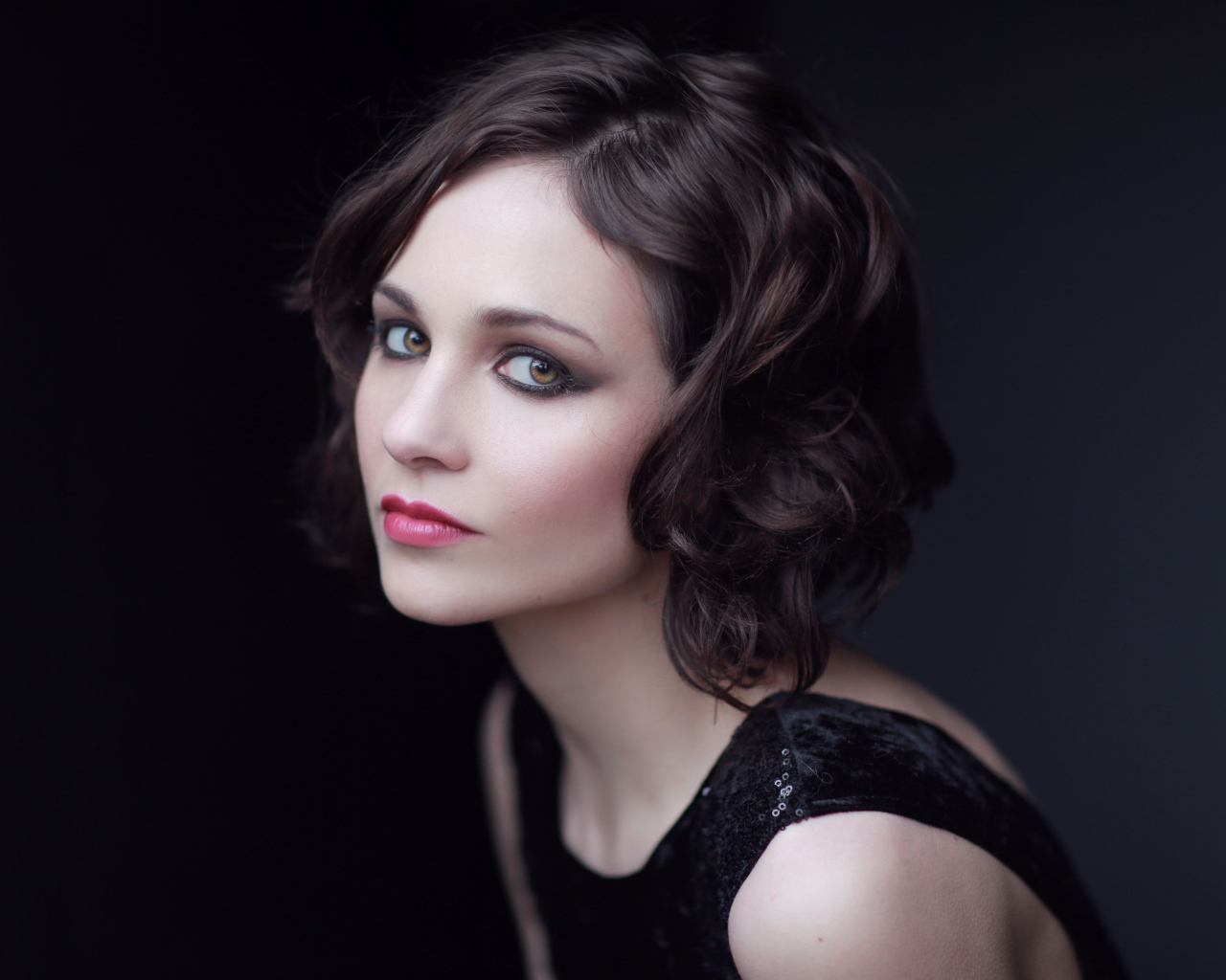 Нежная девушка, актриса Таппенс Мидлтон на черном фоне