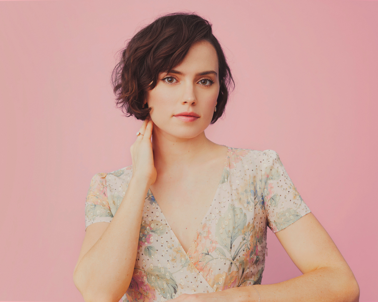 Нежная девушка актриса Дэйзи Ридли на розовом фоне