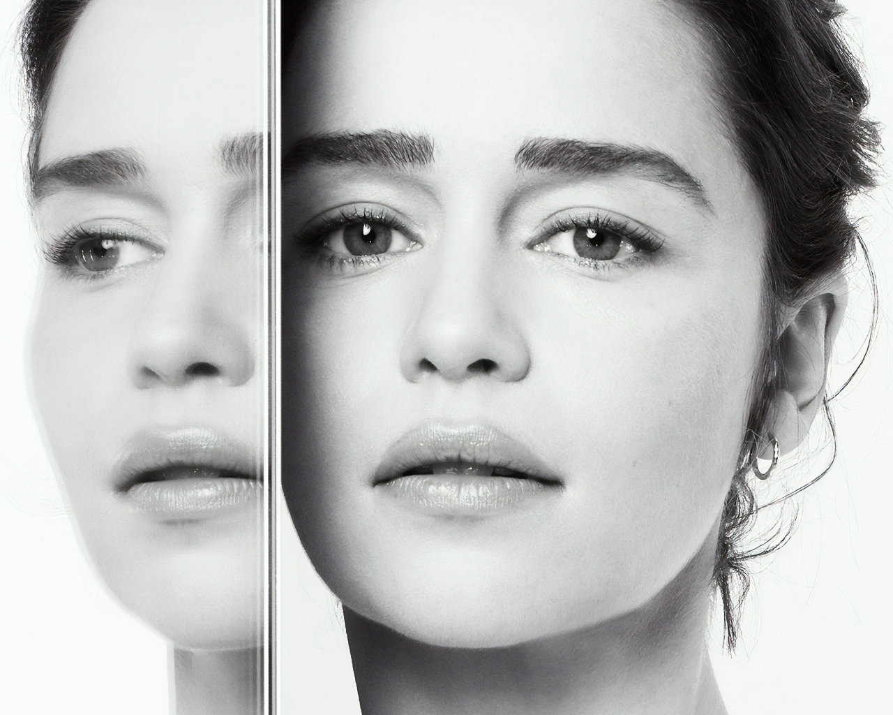 Лицо актрисы Эмилии Кларк отражается в зеркале 