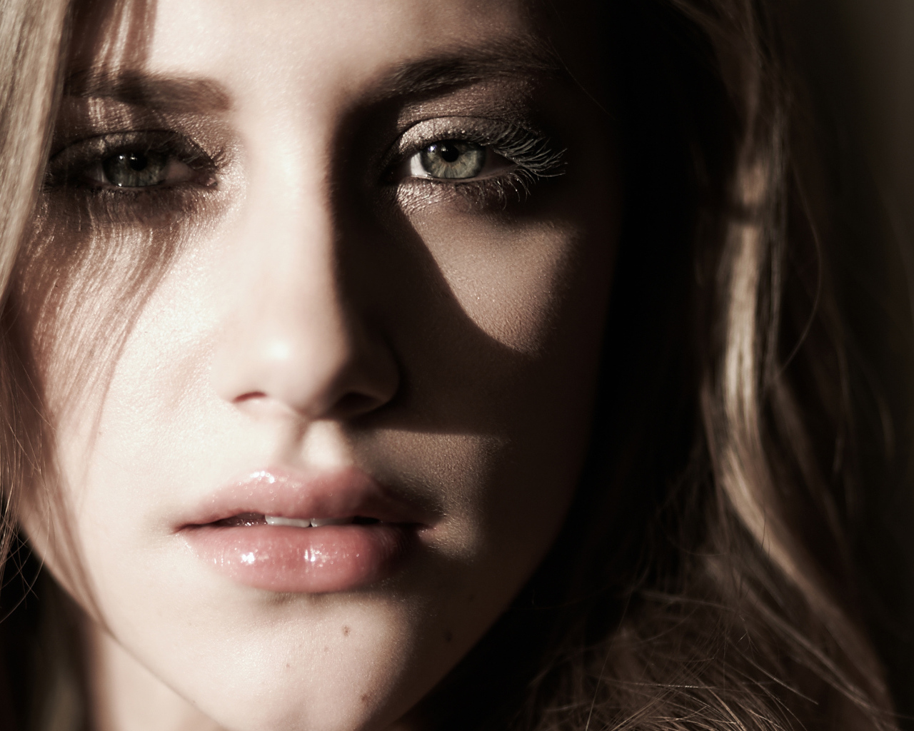 Лицо актрисы Лили Рейнхарт крупным планом