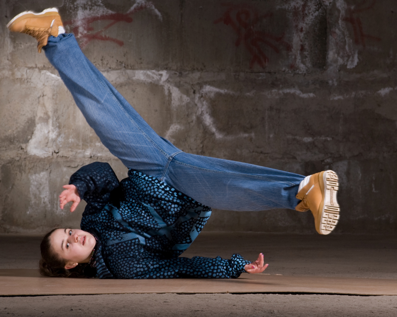 Девушка занимается брейк дансом 