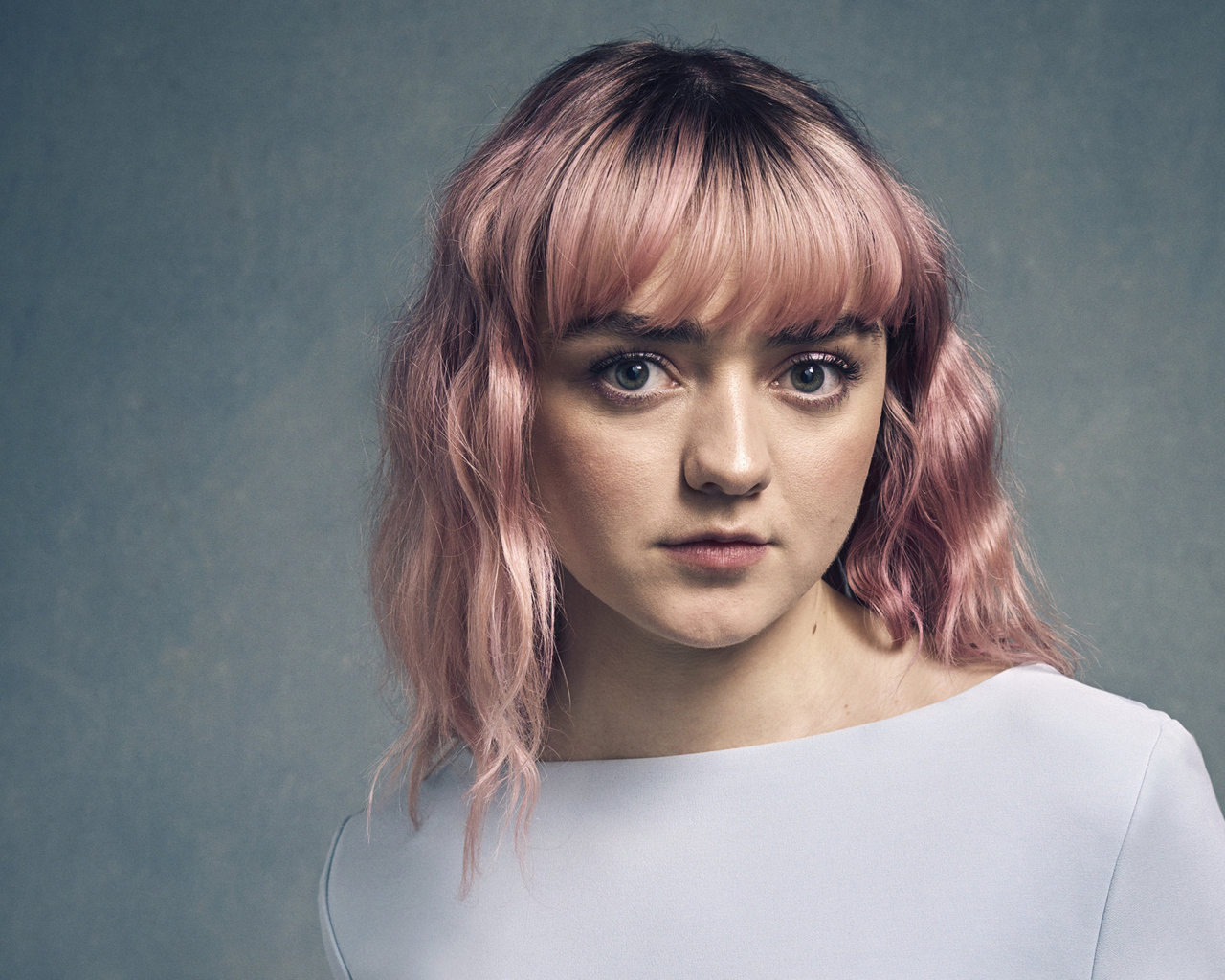 Девушка с розовыми волосами, актриса Мэйси Уильямс на сером фоне