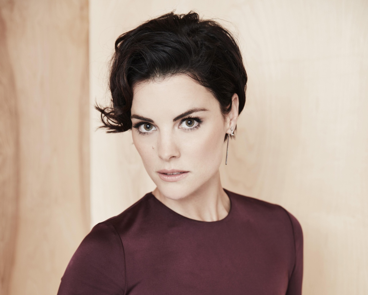 Взгляд актрисы Джейми Александр с короткой стрижкой