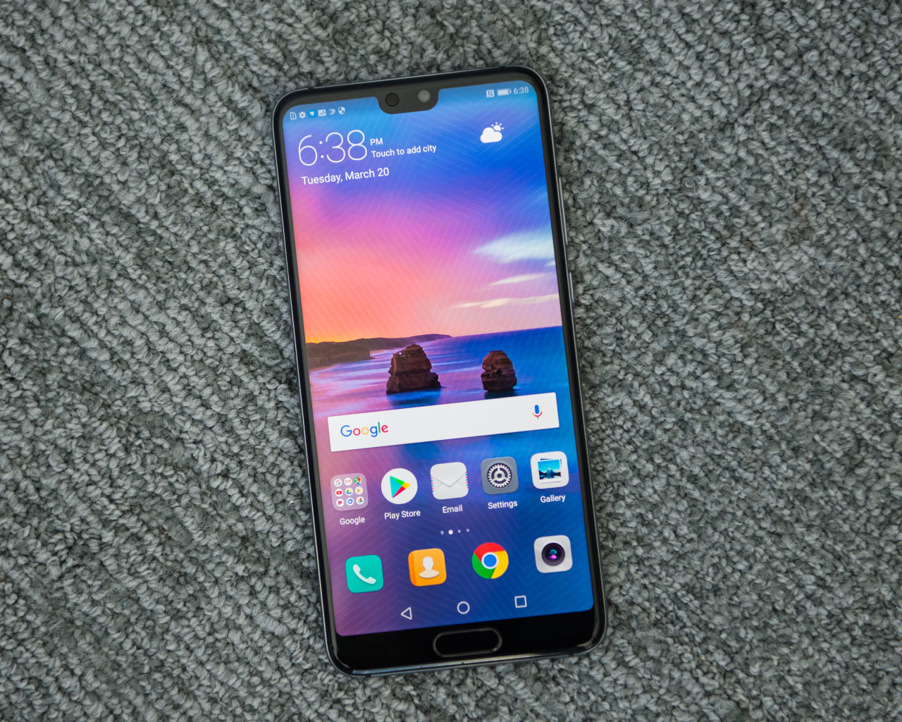 Новый смартфон Huawei P20 Pro, 2019 года на сером фоне