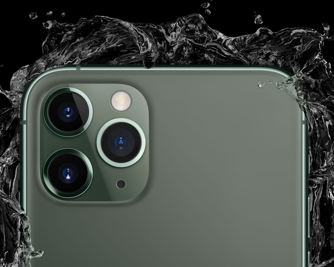 Три камеры нового  iPhone 11 Pro в каплях воды