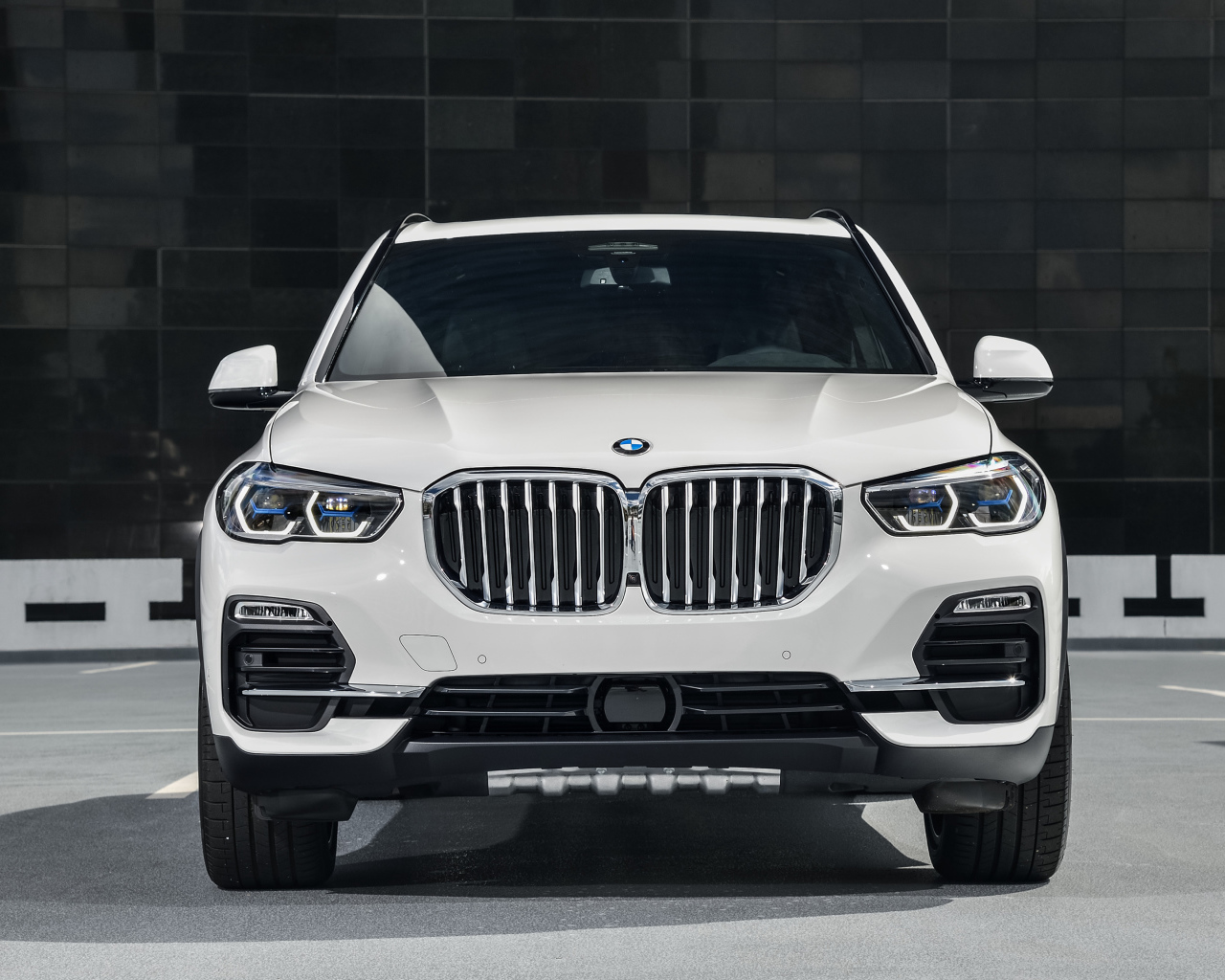 Белый внедорожник BMW X5,  2018  года вид спереди
