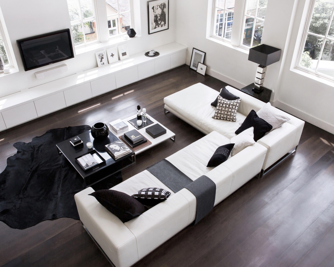 Гостиная в бело-черных тонах с большим диваном