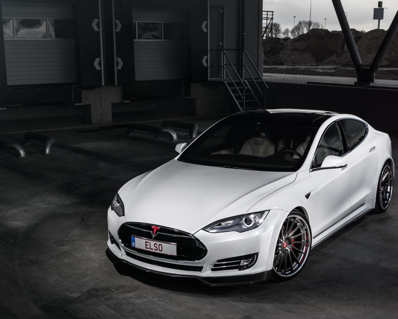 Белый автомобиль Tesla Model S 