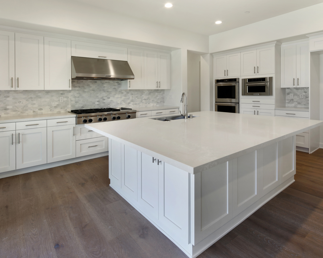 Белая большая кухня со столом