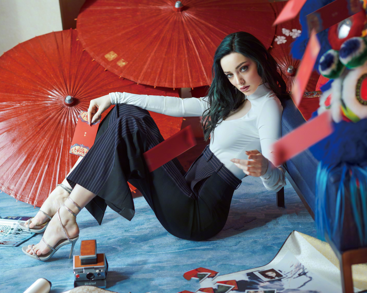 Молодая американская актриса Эмма Думонт на полу с зонтами