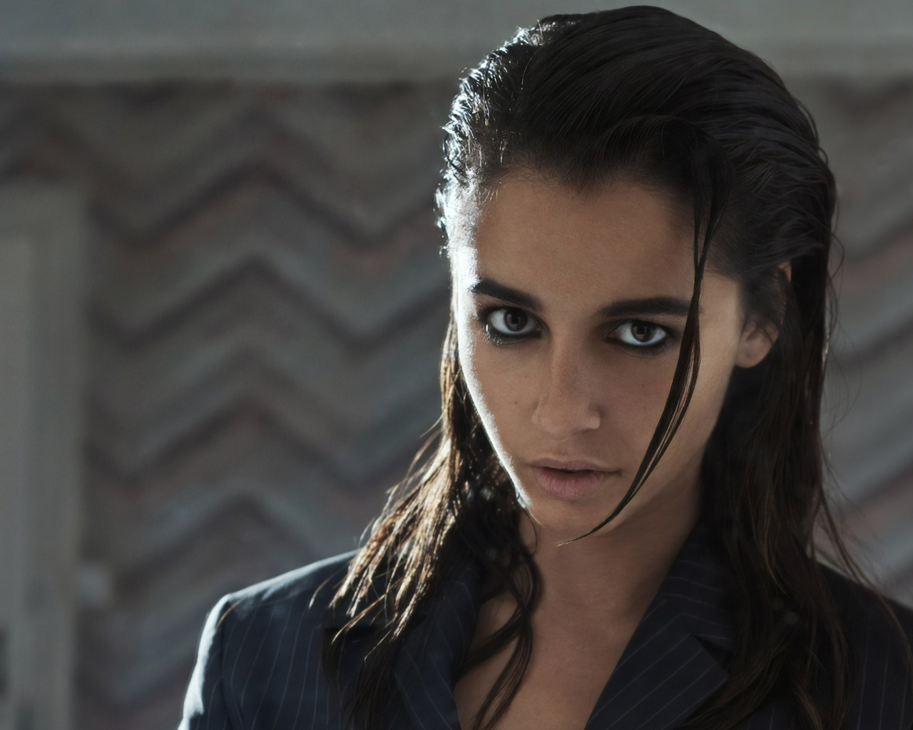 Молодая актриса Наоми Скотт с мокрыми волосами