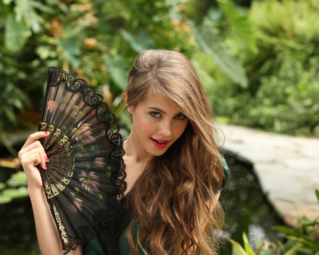 Молодая актриса Уилла Холланд с веером в руке