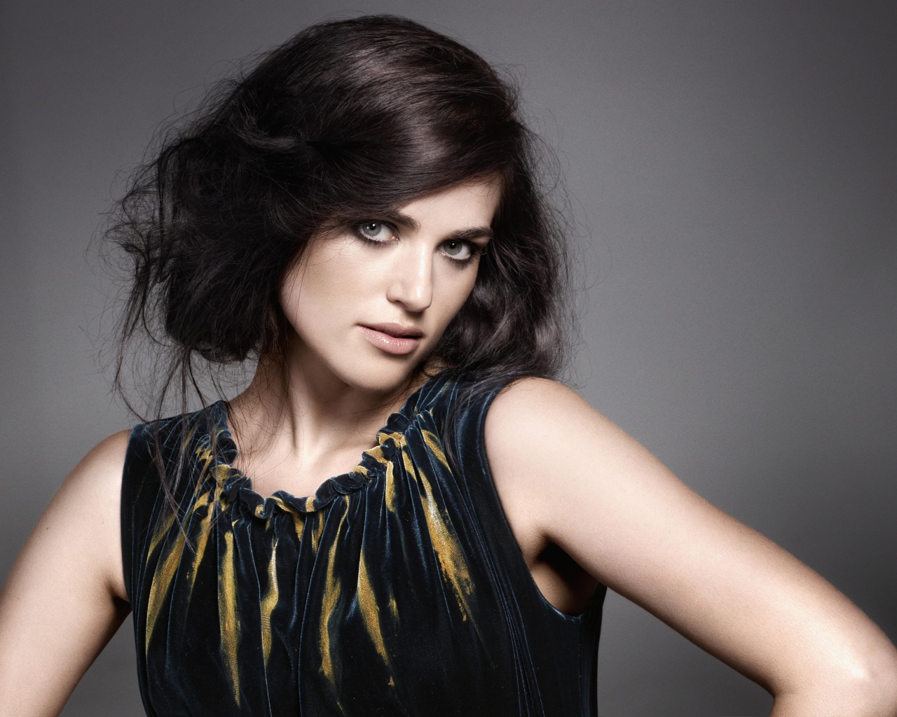 Молодая красивая девушка, актриса Кэти Макграт на сером фоне