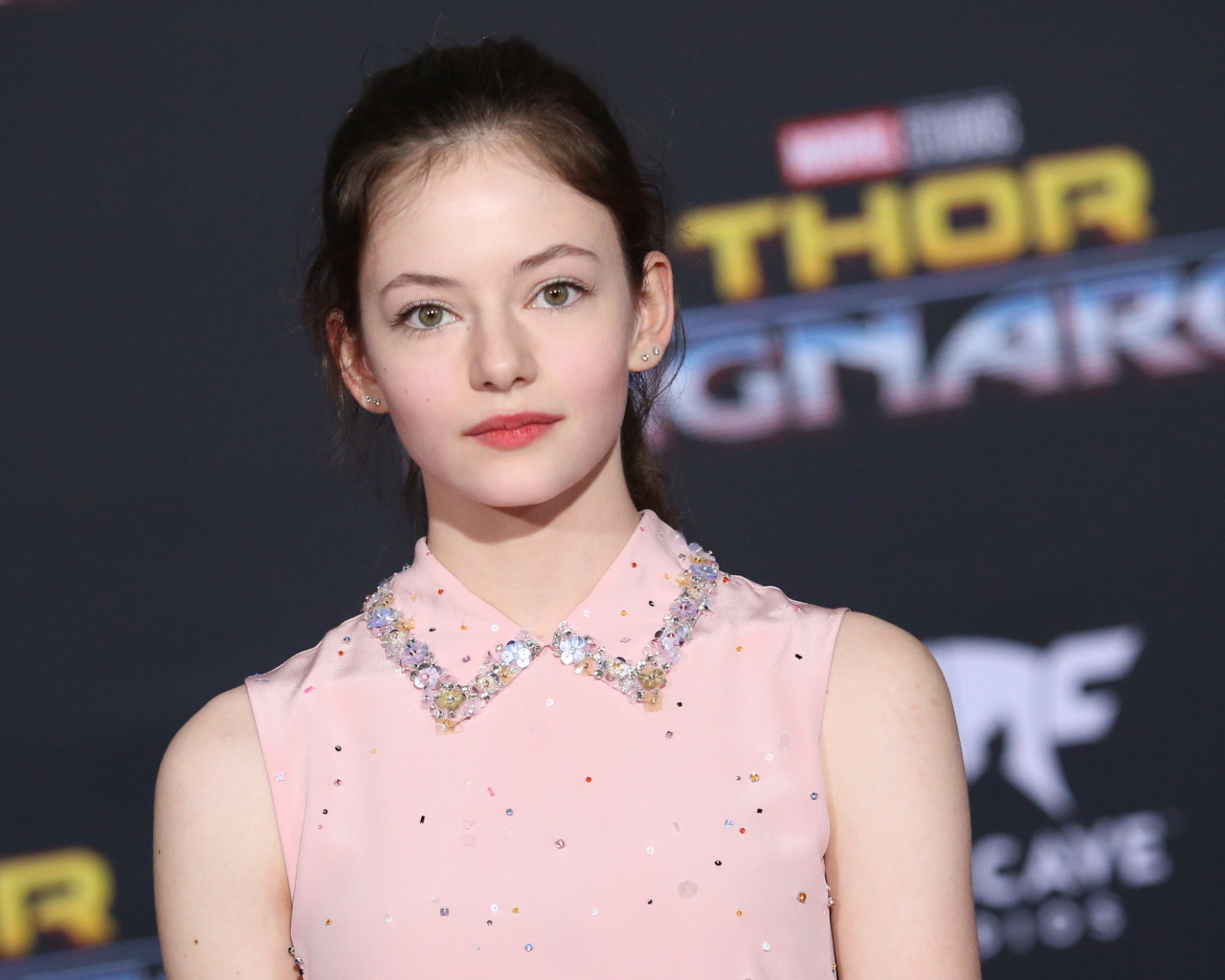 Молодая красивая девушка, актриса Маккензи Фой